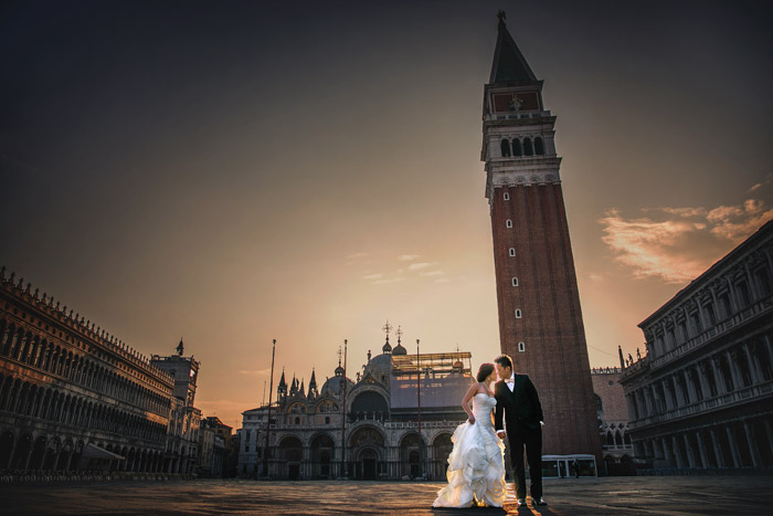 Pre-wedding in Venice and Milan. Photo by Kennfoo Weddings. www.theweddingnotebook.com