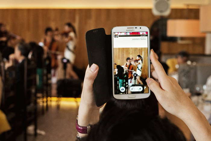 Selfies: A New Era In Wedding Day Photography. Photo by thegaleria. www.theweddingnotebook.com