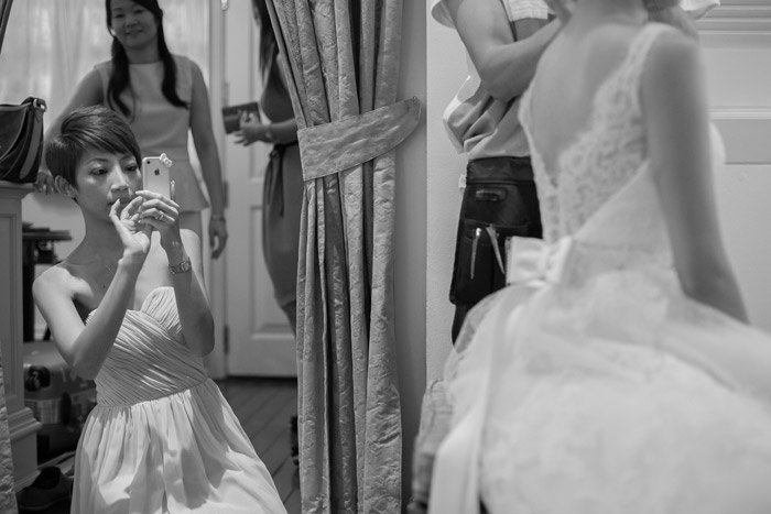 Selfies: A New Era In Wedding Day Photography. Photo by Kennfoo Weddings. www.theweddingnotebook.com
