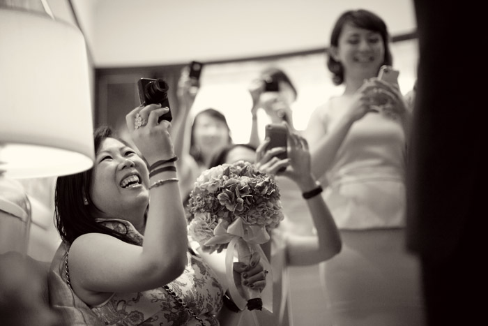 Selfies: A New Era In Wedding Day Photography. Photo by Ndrew Photography. www.theweddingnotebook.com