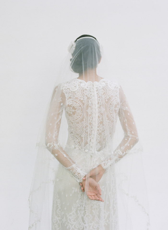 Lily – Claire Pettibone Fall 2014 Bridal Collection. Photo by Elizabeth Messina. www.theweddingnotebook.com