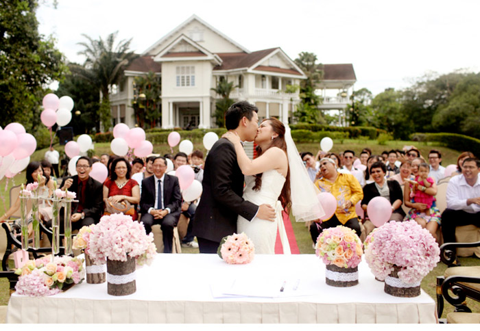 Carcosa Seri Negara garden wedding. Photo by Anna-Rina Photography. www.theweddingnotebook.com