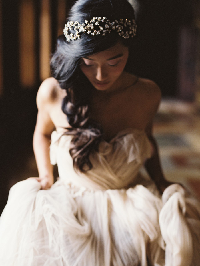 Gwyneth Headband – Enchanted Atelier By Liv Hart Fall 2015 Collection. Photo by Laura Gordon Photography. www.theweddingnotebook.com