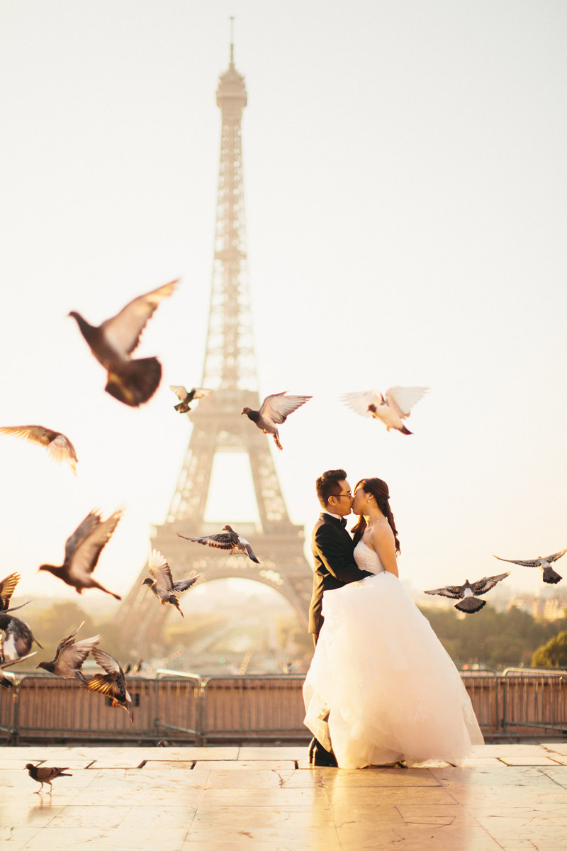 Destination bridal portraits in Paris. Photo by Adam Ong Photography. www.theweddingnotebook.com