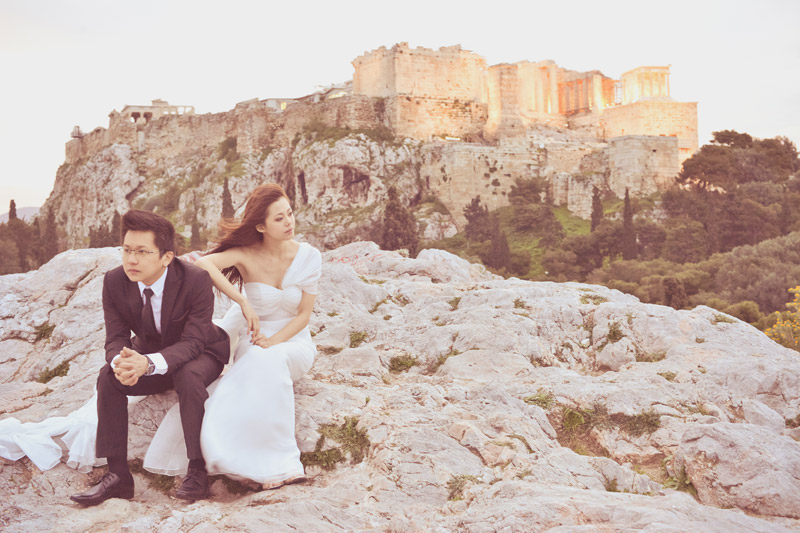 Bridal portraits in Athens. Photo by Andrew Yep Photographie. www.theweddingnotebook.com