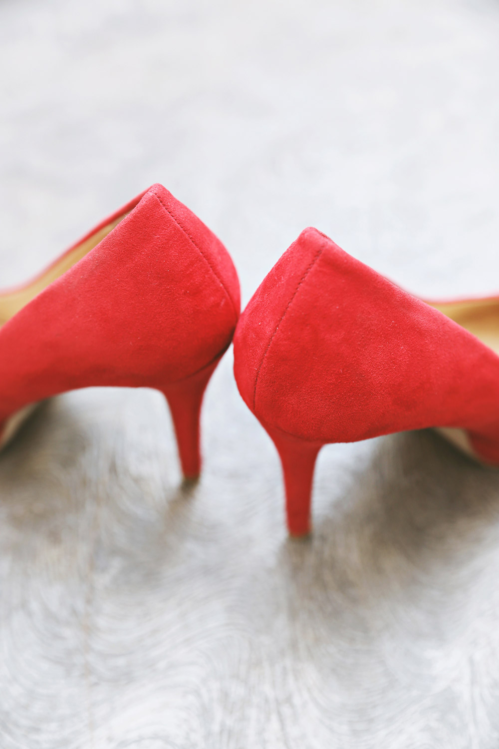 Red wedding shoes. Photo by Axioo. www.theweddingnotebook.com