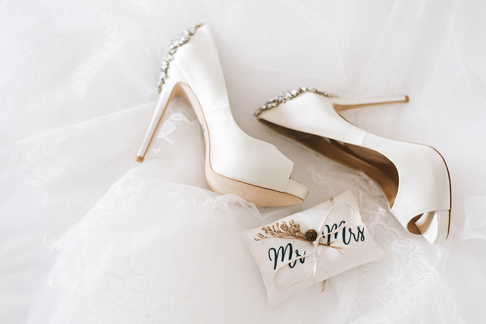 Badgley Mischka bridal shoes. Photo by Feztography. www.theweddingnotebook.com