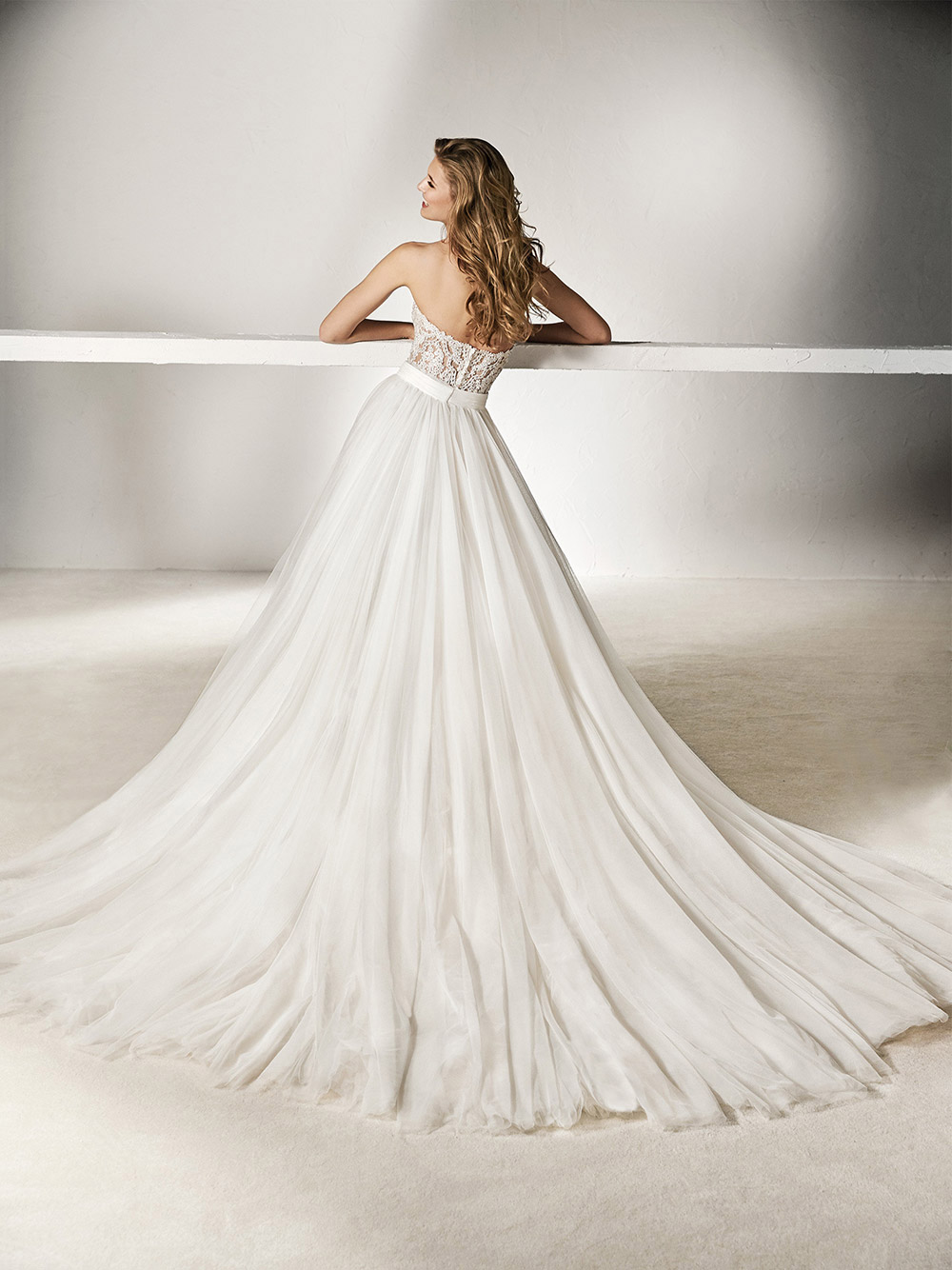 Ximela - Pronovias 2018 Bridal Collection. www.theweddingnotebook.com