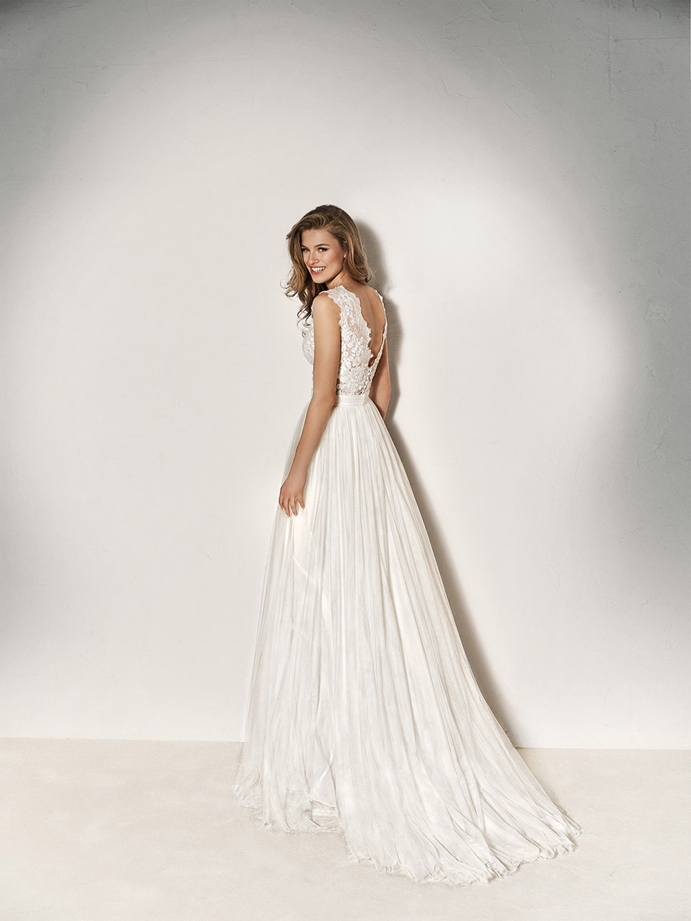 Xinia - Pronovias 2018 Bridal Collection. www.theweddingnotebook.com