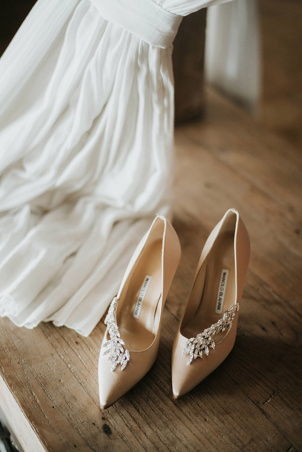Bridal shoes by Manolo Blahnik. Photo by Iluminen. www.theweddingnotebook.com